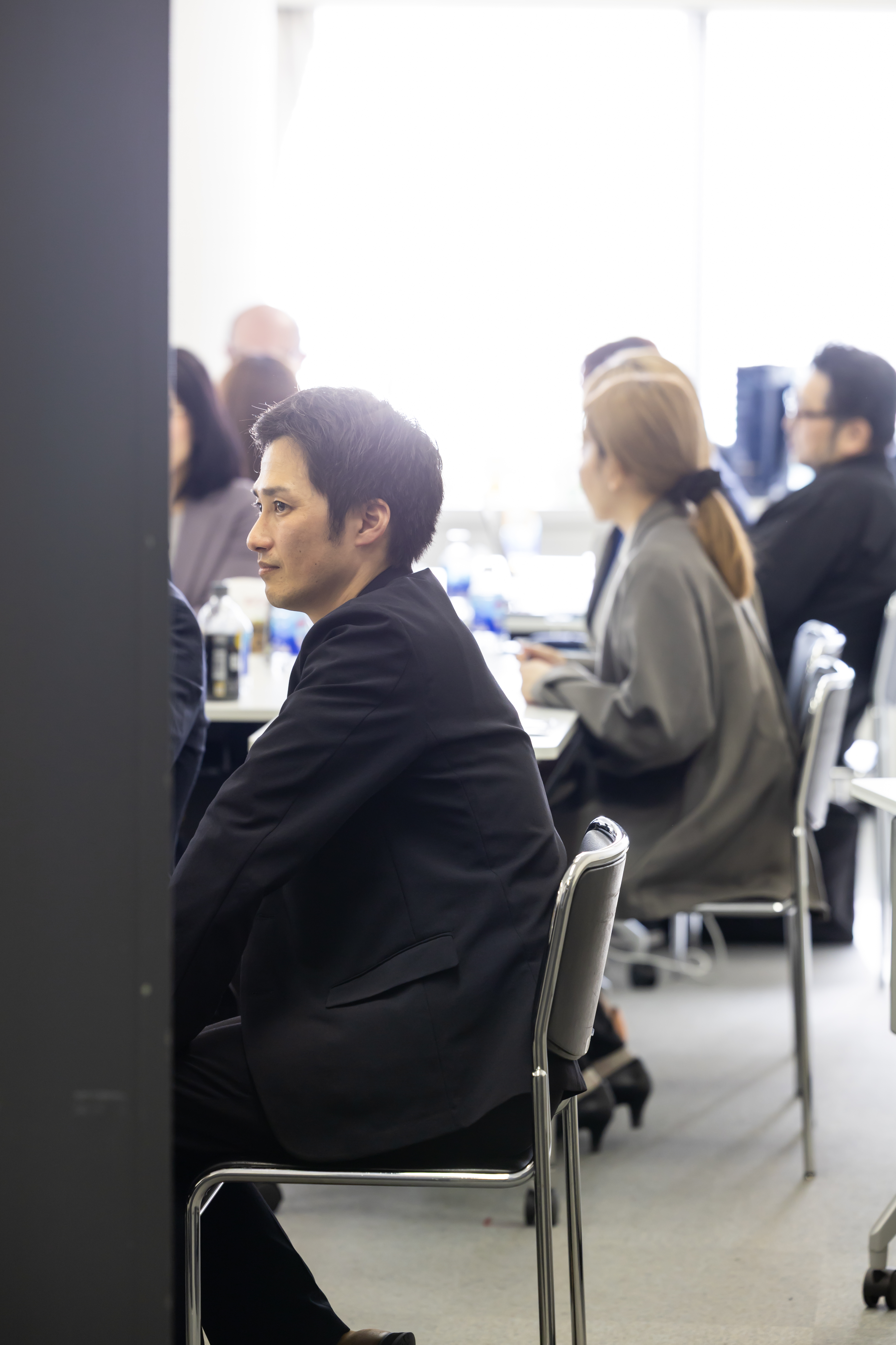 社内で打ち合わせを行う様子